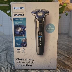 Philips Norelco Shaver 7200 - Black and Blue
